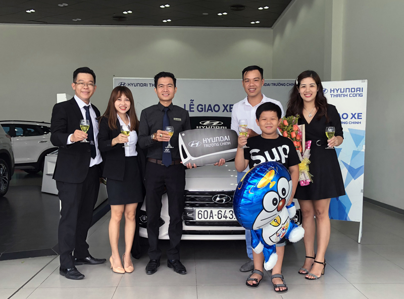 le-giao-xe-accent-hyundai-truong-chinh-oanh-apple